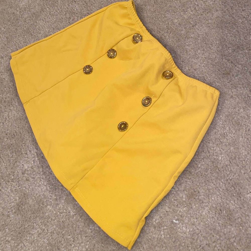 Yellow Gold Buttoned Skort - Picture 2 of 3